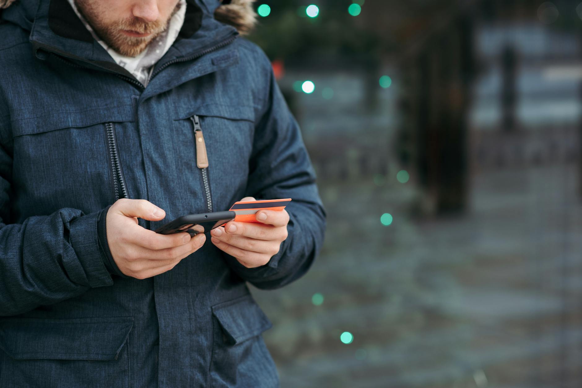 Mann In Der Schwarzen Jacke, Die Smartphone Hält